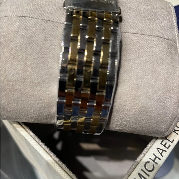 It’s new , woman darci gold and silver stainless steel bracelet Watch 39mm - Picture 2 of 3